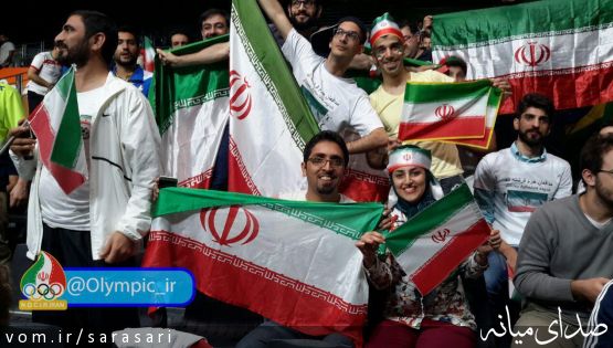 شادی تماشاگران ایرانی حاضر در سالن پس از کسب دومین مدال طلای المپیک ریو