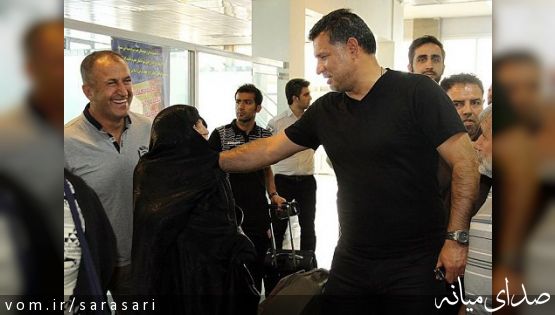 استقبال مادر علی دایی از او در فرودگاه اردبیل+تصاویر