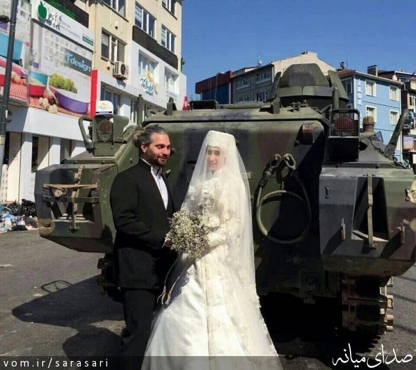 عروسی یک زوج ترک در کنار تانک کودتاچیان ارتش! 