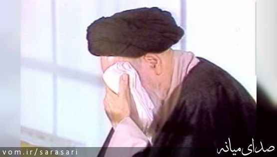 تصویری از امام خمینی (ره) در حال سوگواری برای امام حسین(ع)