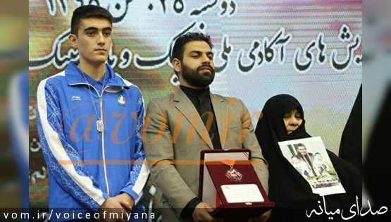 امیربخشی مدال طلای جهانی خود را به خانواده شهید مدافع حرم تقدیم کرد +تصویر