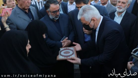 ادای احترام وزیر ورزش به مادر شهید سرانجام