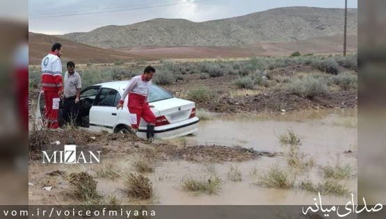 نجات خودرو‌های گرفتار در سیلاب میانه توسط هلال احمر