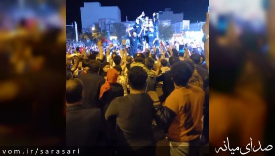 کار جالب جوانان خوش ذوق میانه ای /جشن قهرمانی تراکتور با تراکتور در میانه