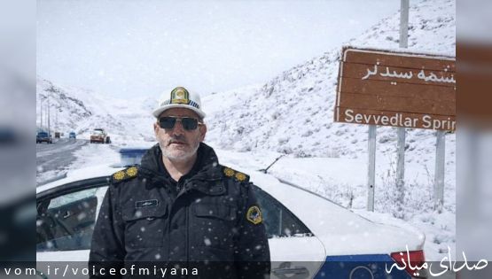 کندی تردد در جاده قدیم میانه – هشترود به دلیل بارش برف و کولاک/ چپ کردن خودروی یکی از معلمان