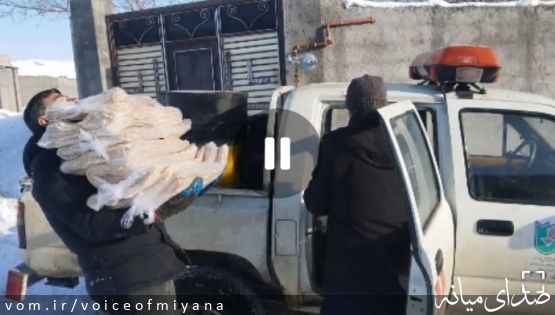 توزیع ۵۰۰۰ نان در بین روستاییان گرفتار در برف اوچ تپه